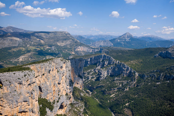 Cette photo de paysage a été prise en Europe, en France, Provence Alpes Cote dazur, dans le Var, en été. Nous voyons Le Gorges du Verdon dans la verdure, sous le soleil. - Photo, image