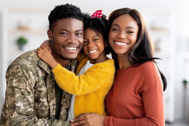 Retrato de familia militar feliz, padre soldado negro, esposa e hija pequeña - Foto, Imagen