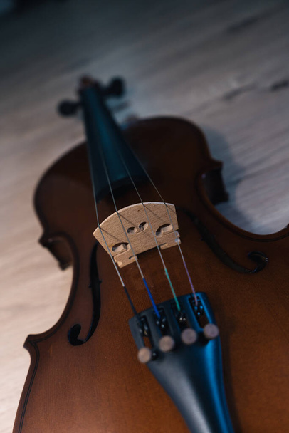 Vista cercana de un violín y colores de cuerda - Foto, Imagen