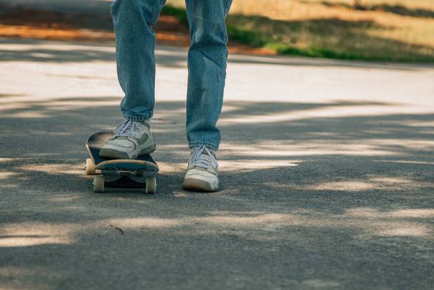 close-up van voeten met skateboard - Foto, afbeelding