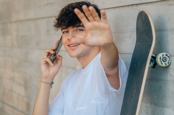 giovane adolescente che parla sul cellulare in strada - Foto, immagini