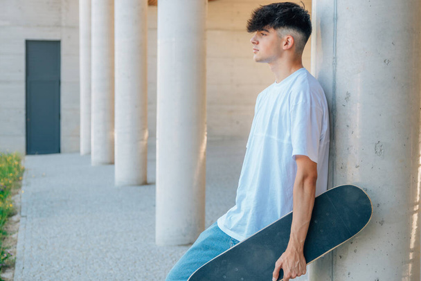 adolescent garçon avec skateboard en plein air - Photo, image
