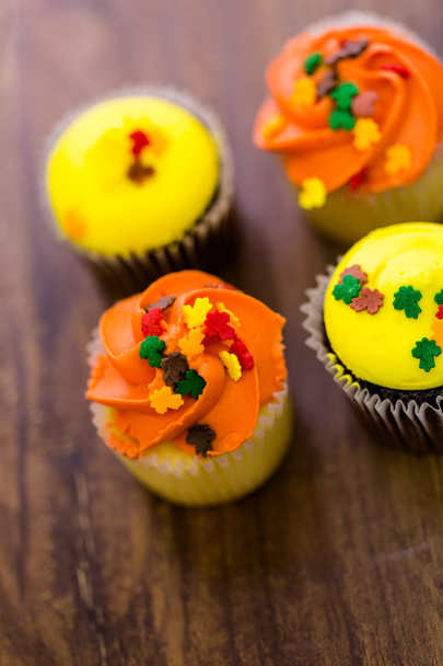 黄色とオレンジ色のカップケーキ - 写真・画像