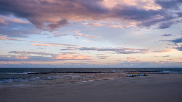 Это пейзажное фото было сделано летом в Европе, Франции, Окситании, Эро. Мы видим панорамный вид на пляж города Агде, под солнцем. - Фото, изображение