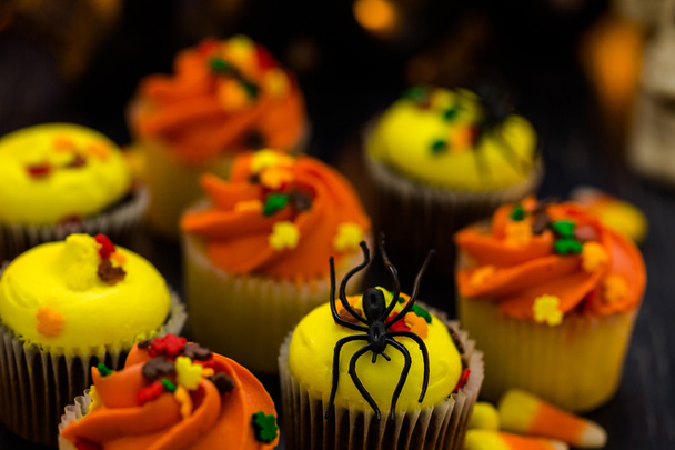 sárga és narancssárga cupcakes - Fotó, kép