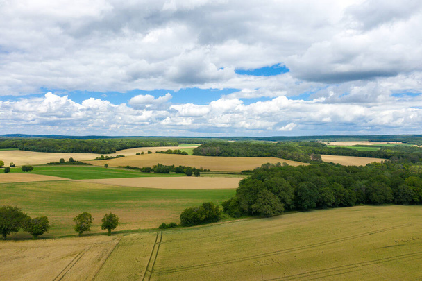 Cette photo de paysage a été prise en Europe, en France, en Bourgogne, à Nièvre, en été. Nous pouvons voir la belle campagne française après la récolte, sous le soleil. - Photo, image