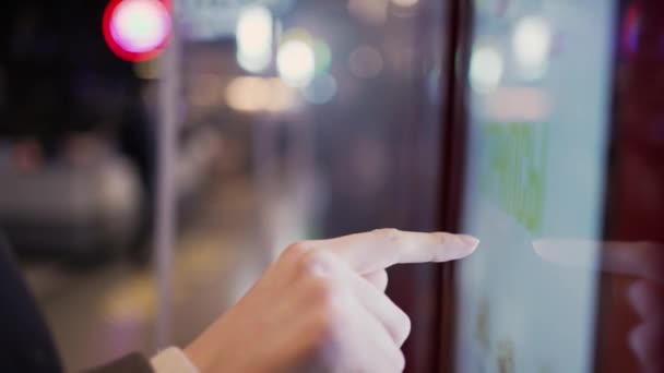 Ένα χέρι mans επιλέγει fast food σε μια ηλεκτρονική οθόνη αφής σε ένα καφέ street food close-up - Πλάνα, βίντεο