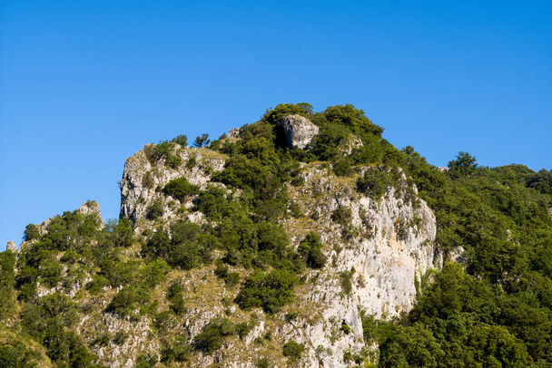 Cette photo de paysage a été prise en Europe, en France, en Ardèche, en été. On peut voir le sommet des Gorges de l'Ardèche, sous le Soleil. - Photo, image