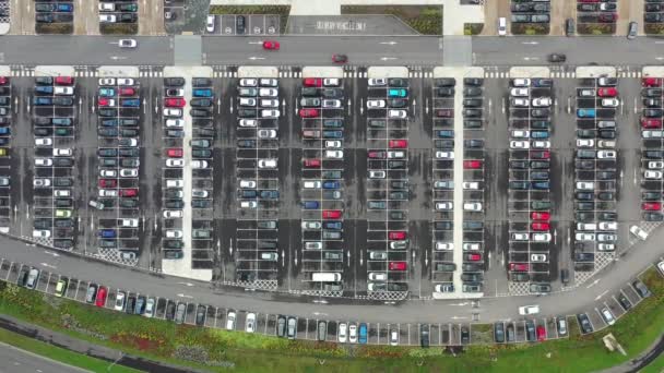 Aerial footage of a busy car park located in the shopping centre in Leeds West Yorkshire known as The Springs, showing parking cars parking and looking for empty spaces. - Záběry, video