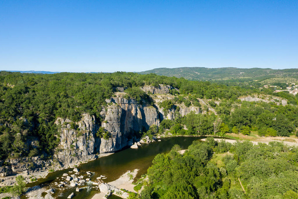 Tämä maisemakuva otettiin Euroopassa, Ranskassa, Ardechessa, kesällä. Näemme Gorges de lArdechen ja sen jyrkät kalliot auringon alla.. - Valokuva, kuva
