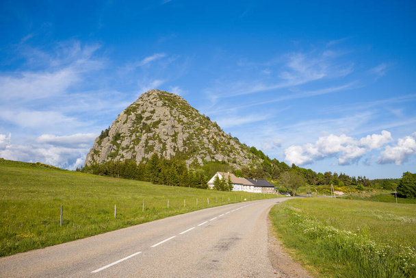Cette photo de paysage a été prise en Europe, en France, en Ardèche, en été. On peut voir la route menant au Mont de Gerbier de Jonc, sous le Soleil. - Photo, image