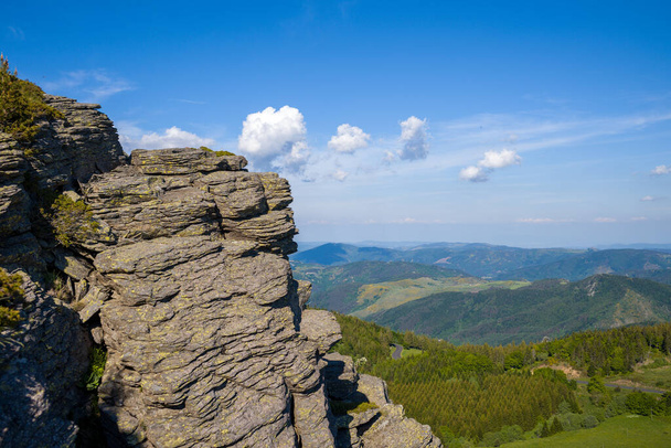Deze landschapsfoto is genomen in Europa, Frankrijk, Ardeche, zomer. We kunnen het platteland van de Ardeche zien vanaf de Mont de Gerbier de Jonc, onder de zon. - Foto, afbeelding