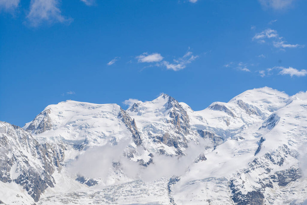 Tato fotografie krajiny byla pořízena v Evropě, ve Francii, v Alpách, směrem na Chamonix, v létě. Můžeme vidět Mont Blanc du Tacul, Mont Maudit a Mont Blanc, pod sluncem. - Fotografie, Obrázek