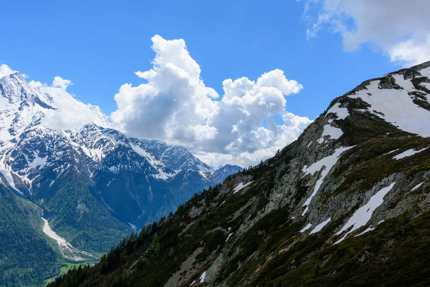 Tato fotografie krajiny byla pořízena v Evropě, ve Francii, v Alpách, směrem na Chamonix, v létě. Můžeme vidět Mont Blanc Massif a Aiguillette des Houches v Mont Blanc Massif, pod sluncem. - Fotografie, Obrázek