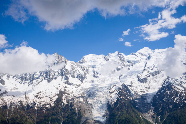 Tämä maisemakuva otettiin Euroopassa, Ranskassa, Alpeilla, Chamonixia kohti kesällä. Näemme panoraamanäkymät Mont Blancin ylängölle ja sen lumille Mont Blancin ylängöllä, auringon alla. - Valokuva, kuva
