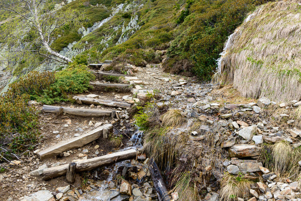 Ezt a tájképet nyáron készítették Európában, Franciaországban, az Alpokban, Chamonix felé. Látjuk a Lépcsőket egy földúton a Mont Blanc tömegben, a Nap alatt.. - Fotó, kép