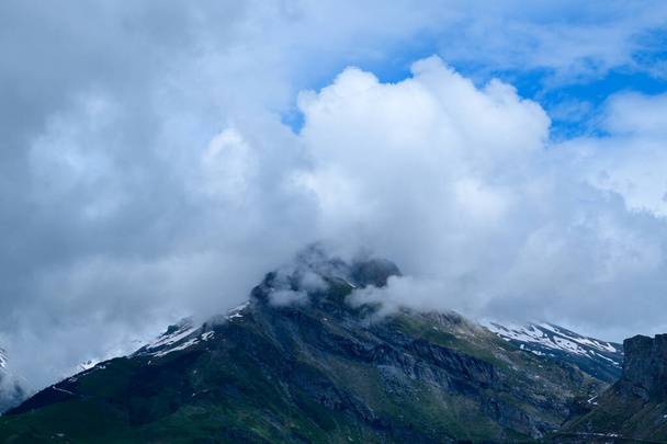 Αυτή η φωτογραφία τοπίου τραβήχτηκε στην Ευρώπη, στη Γαλλία, στις Άλπεις, προς το Chamonix, το καλοκαίρι. Μπορούμε να δούμε την κορυφή του βουνού Roches Merles, κάτω από τον ήλιο. - Φωτογραφία, εικόνα