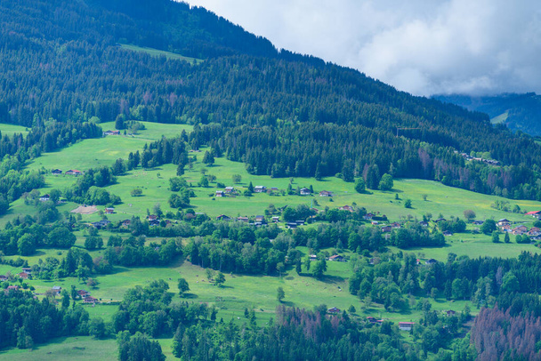 Cette photo de paysage a été prise en Europe, en France, dans les Alpes, vers Chamonix, en été. Nous pouvons voir La montagne avec ses forêts et prairies vers Passy dans le massif du Mont Blanc, sous le soleil. - Photo, image