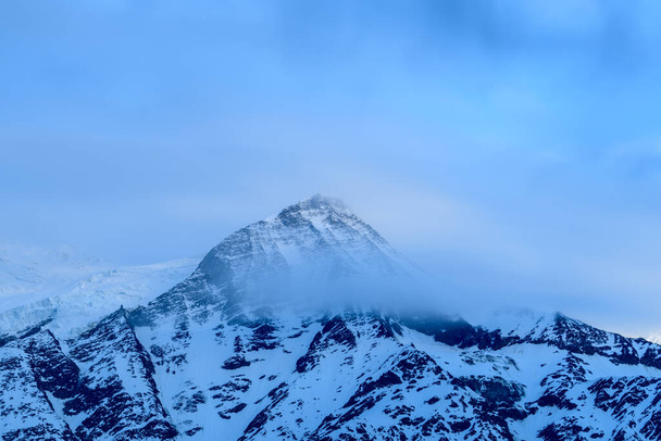 Bu manzara fotoğrafı Avrupa 'da, Fransa' da, Alpler 'de, yazın Chamonix' e doğru çekildi. Bulutların Aiguille du Gout üzerinde hareket ettiğini görüyoruz Mont Blanc kalabalığında, bulutların altında. - Fotoğraf, Görsel