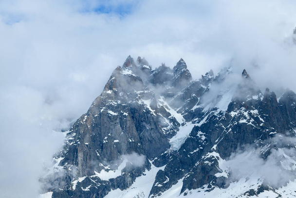 Bu manzara fotoğrafı Avrupa 'da, Fransa' da, Alpler 'de, yazın Chamonix' e doğru çekildi. Aiguille de Blaitiere 'i Mont Blanc kalabalığında, bulutların altında görebiliriz.. - Fotoğraf, Görsel