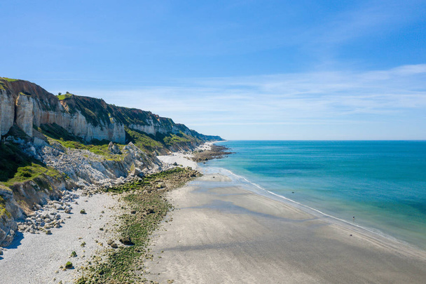 Ezt a tájképet nyáron készítették Európában, Franciaországban, Normandiában, Deauville közelében. Látjuk a Norman sziklákat és a fehér kavicsos partot a tenger mellett, a Nap alatt.. - Fotó, kép