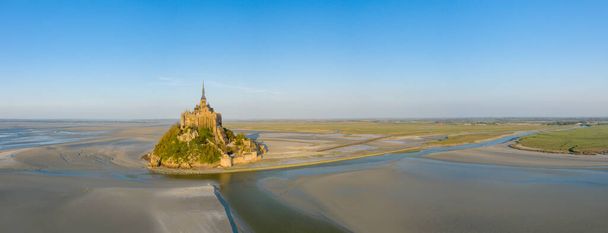 Tämä maisemakuva on otettu keväällä Euroopassa, Ranskassa, Normandiassa, Manchessa. Näemme panoraamanäkymät Mont-Saint-Michelistä auringon alla. - Valokuva, kuva