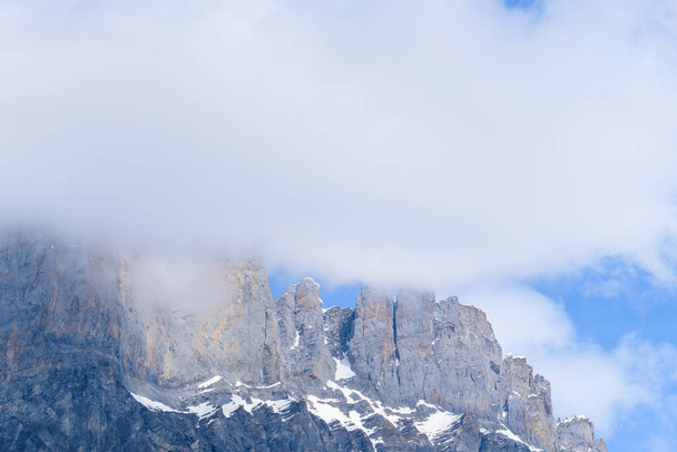 Deze landschapsfoto is in het voorjaar genomen in Europa, in Frankrijk, in de Alpen, richting Chamonix. We zien La Tete een steegje in de wolken in het Mont Blanc massief, onder de zon. - Foto, afbeelding