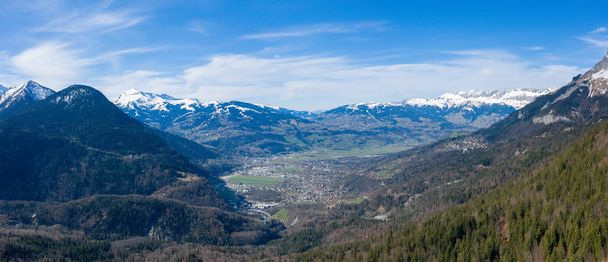 Это пейзажное фото было сделано в Европе, во Франции, в Альпах, в Шамони, весной. Мы видим панорамный вид на город Пасси в массиве Монблан, под солнцем. - Фото, изображение