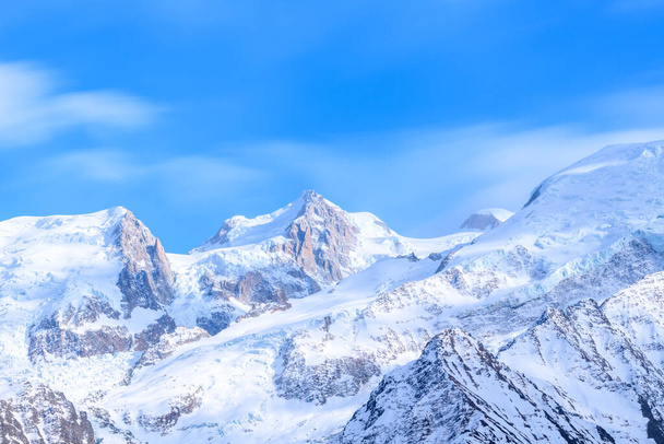 Tato fotografie krajiny byla pořízena na jaře v Evropě, ve Francii, v Alpách, směrem na Chamonix. Vidíme výhled na Mont Maudit v masivu Mont Blanc, pod sluncem. - Fotografie, Obrázek