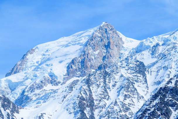 Αυτή η φωτογραφία τοπίου τραβήχτηκε στην Ευρώπη, στη Γαλλία, στις Άλπεις, προς το Chamonix, την άνοιξη. Βλέπουμε το κοντινό πλάνο στο Mont Blanc du Tacul, κάτω από τον ήλιο. - Φωτογραφία, εικόνα
