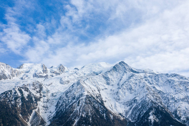 Deze landschapsfoto is in het voorjaar genomen in Europa, in Frankrijk, in de Alpen, richting Chamonix. We zien de close-up op het Mont Blanc massief, onder de zon. - Foto, afbeelding