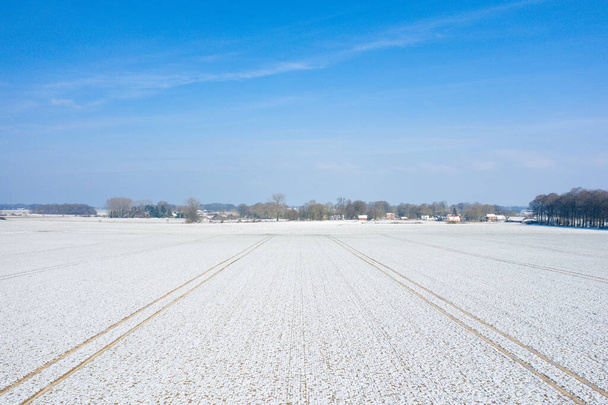 Ez a tájkép Európában, Franciaországban, Normandiában készült, Dieppe és Fecamp között, télen. Látjuk a mezőket a havas vidéken, a Nap alatt.. - Fotó, kép