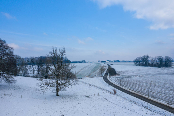 Ez a tájkép Európában, Franciaországban, Normandiában készült, Dieppe és Fecamp között, télen. Láthatjuk a havas vidéket, a Nap alatt.. - Fotó, kép