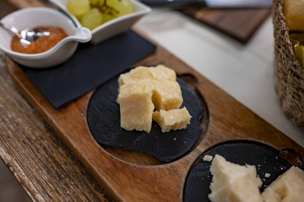 異なる成熟し、非常に古いパルメザンチーズの試飲イタリアパルマのパルミジャーノ・レッジャーノハードチーズ,エミリア・ロマーニャ州,イタリア - 写真・画像