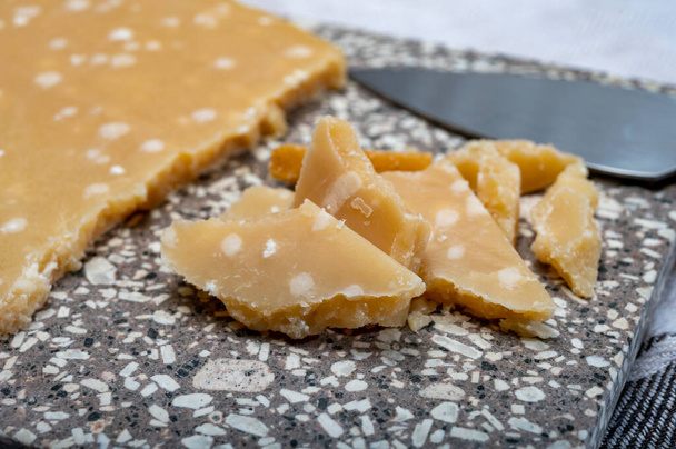 72 meses muy viejo queso parmesano italiano parmesano reggiano de Parma tiene color ámbar, seco, extremadamente granulado y desmenuzable con sabor muy intenso, de cerca - Foto, imagen