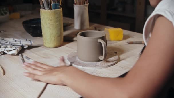 若い女性の陶芸家粘土の小さな作品を展開 - 映像、動画