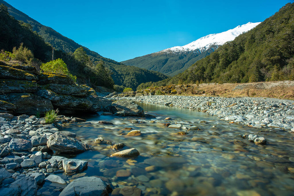 The Makarora River meandering through the Haast Pass in the Southern Alps national park - Foto, imagen