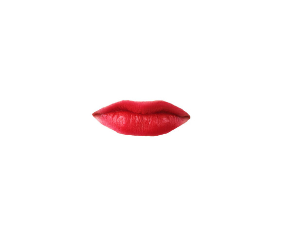 Λαμπερά βαμμένα κραγιόν γυναικεία χείλη απομονωμένα σε λευκό φόντο. Η έννοια της ομορφιάς. - Φωτογραφία, εικόνα