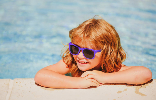 Child in summer pool. Summer kids weekend. Happy boy in sunglasses. Kid in swimming pool. Summertime vacation. - Foto, Imagen