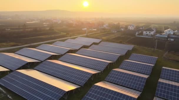 Luchtfoto van grote duurzame elektriciteitscentrale met rijen zonnepanelen voor de productie van schone ecologische elektrische energie. Hernieuwbare elektriciteit zonder uitstoot. - Video