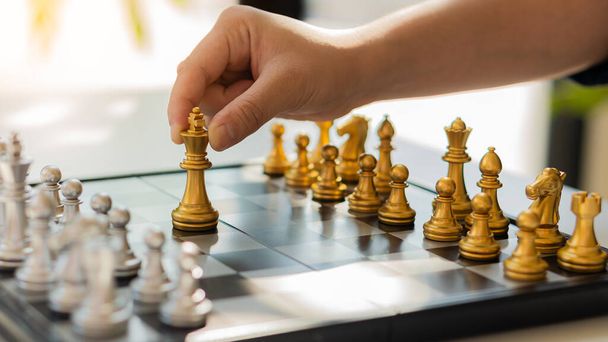Homme d'affaires déplacer des pièces d'échecs sur l'échiquier concept de jeu pour la concurrence et la stratégie. concept de réussite commerciale, planification de la concurrence commerciale - Photo, image