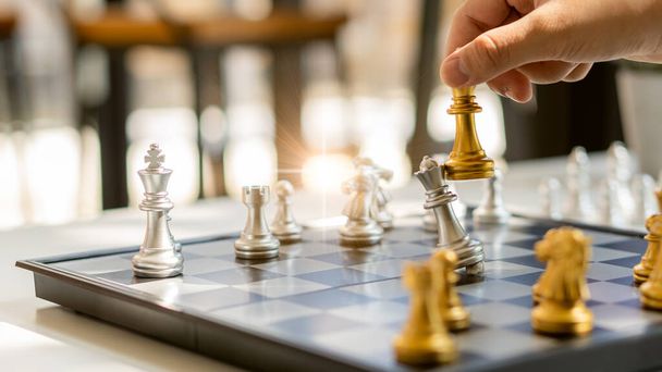 İş adamı satranç tahtası konseptinde satranç taşlarını hareket ettiriyor. iş başarısı konsepti, iş rekabet planlaması - Fotoğraf, Görsel