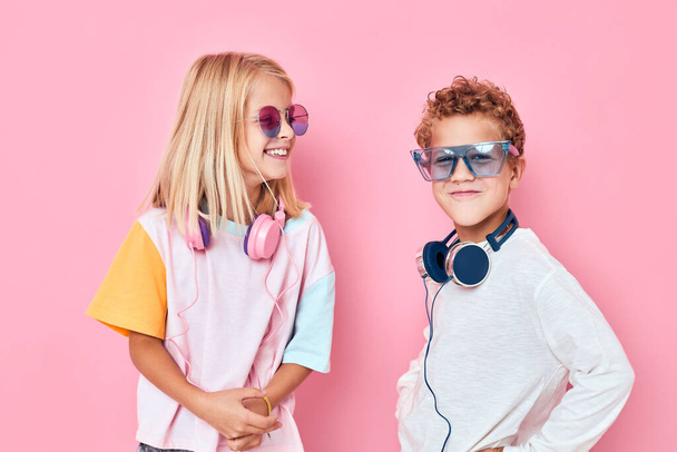 μοντέρνο αγόρι και κορίτσι ξανθά μαλλιά μοντέρνα γυαλιά casual παιδικά μόδα - Φωτογραφία, εικόνα