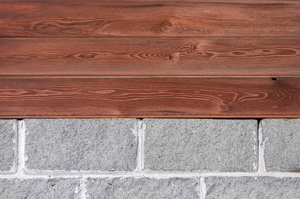 閉じる茶色の木製の壁と灰色の石の表面のアップ。異なる表面からのテクスチャの背景 - 写真・画像