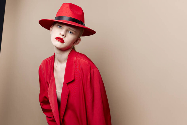 πορτρέτο μιας γυναίκας κόκκινο σακάκι και καπέλο κόκκινα χείλη μόδας Lifestyle ποζάρουν - Φωτογραφία, εικόνα