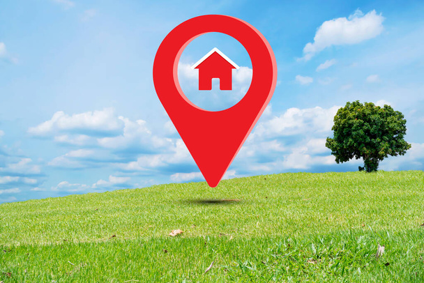 Haussymbol mit Nadel-Symbol auf der Erde und grünem Gras im Immobilienverkauf oder Immobilien-Investitionsideen Der Kauf eines neuen Hauses für die Familie - 3D große Plakatwand Illustration - Foto, Bild