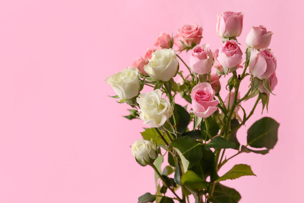Vase with bouquet of beautiful roses on pink background - Foto, immagini