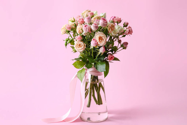 Vase with bouquet of beautiful roses on pink background - Φωτογραφία, εικόνα