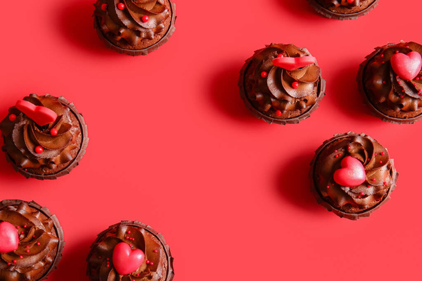 Sabrosos cupcakes de chocolate para el Día de San Valentín sobre fondo rojo - Foto, Imagen
