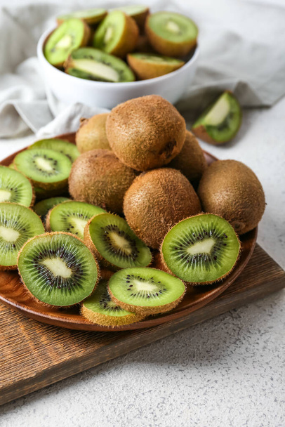 Assiette avec kiwi frais coupé sur fond clair, gros plan - Photo, image